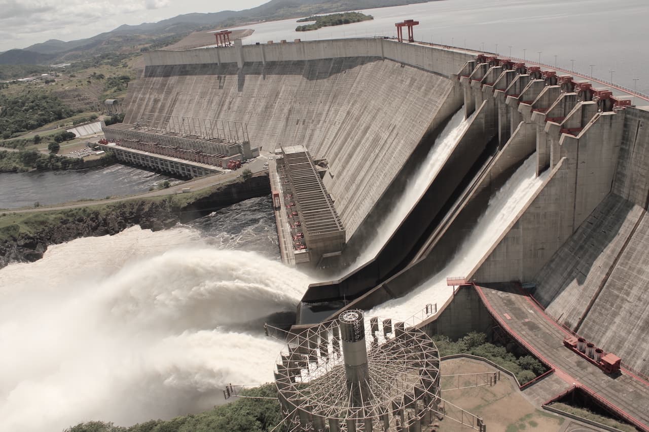 Central Hidroeléctrica Simón Bolívar de la represa del Guri by Rafael Olivares